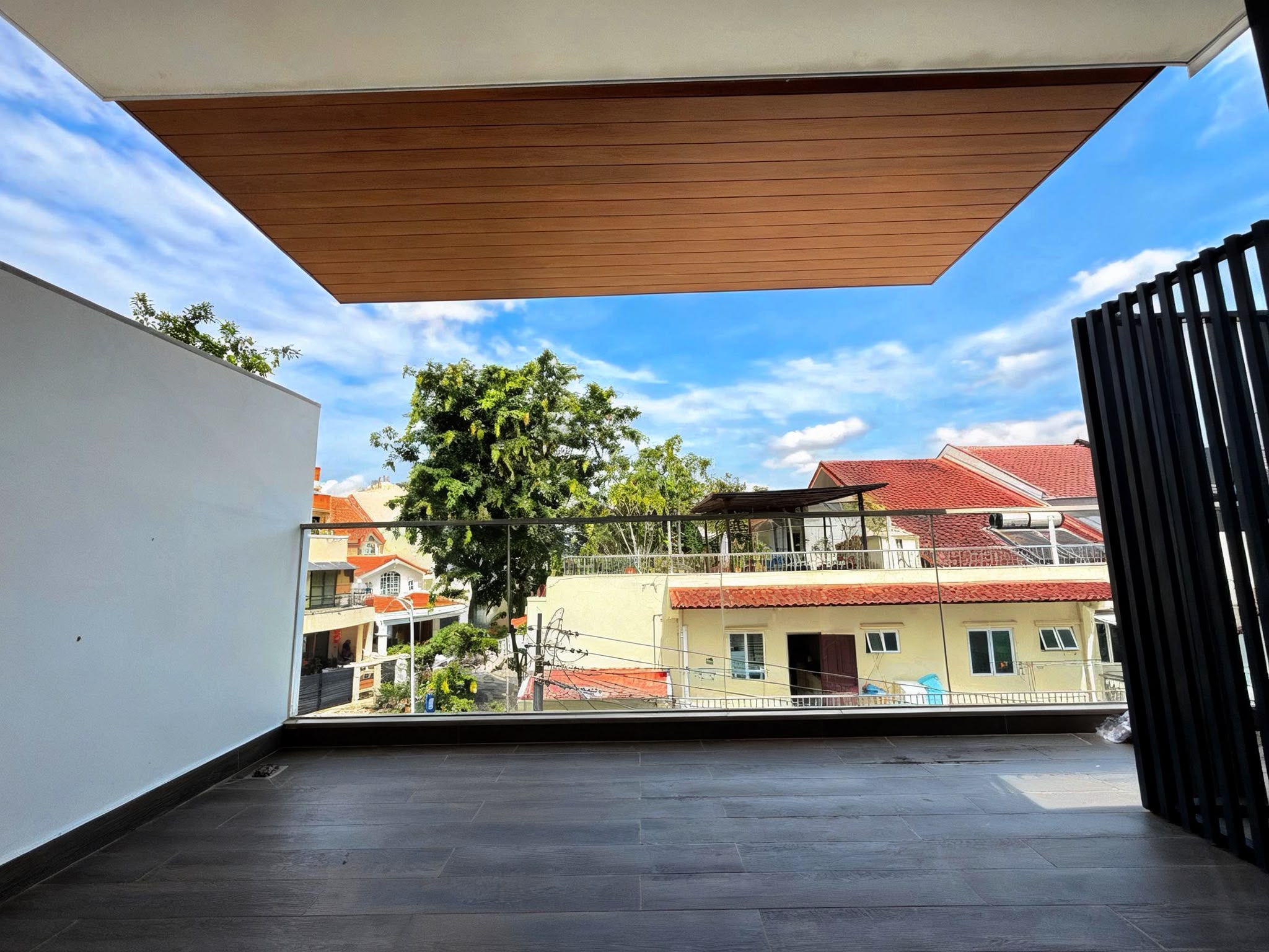 Weather resistant wood-grade aluminum louvers